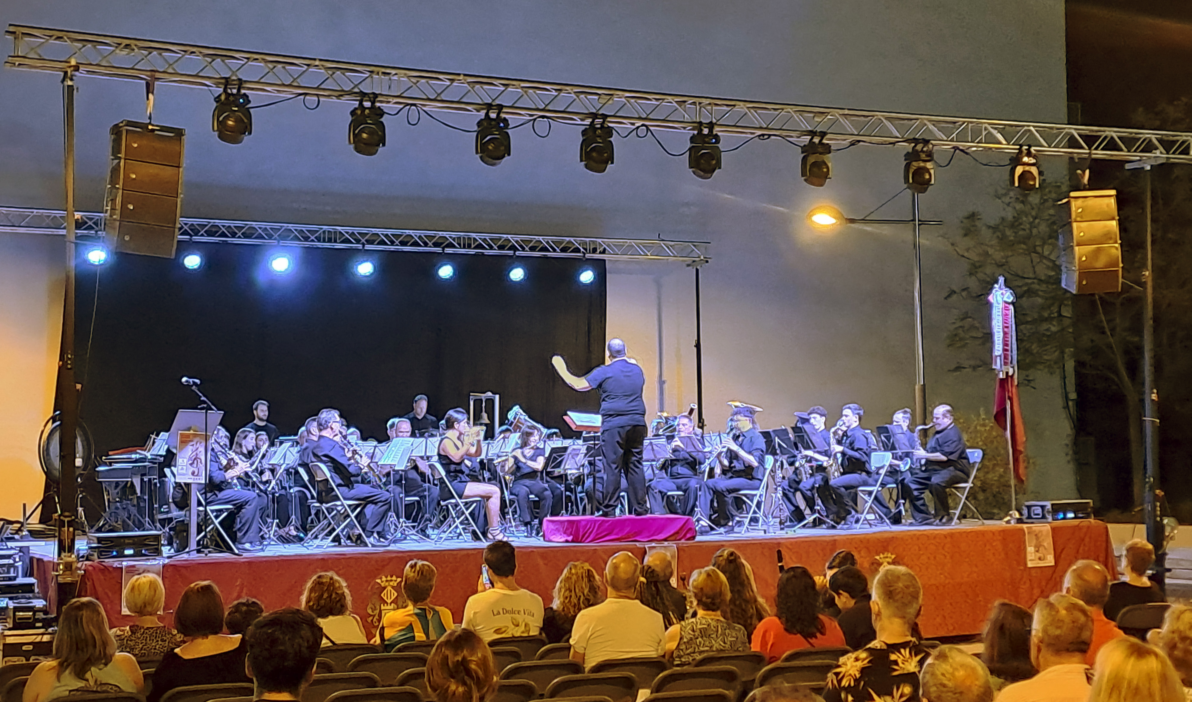 Discomóvil con iluminación y sonido profesional
